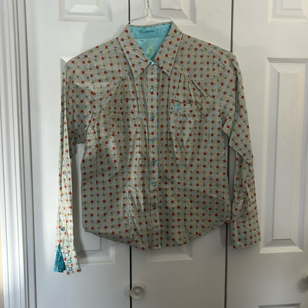 Ladies, medium fits like a small, 20 X ultra fit 100% cotton Pearl snap